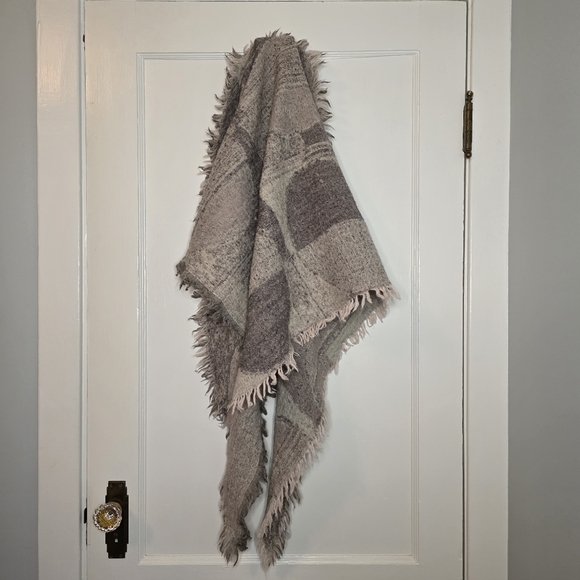 Aritzia Wilfred Wool Triangle Scarf – Grey/Cream - Picture 2 of 4